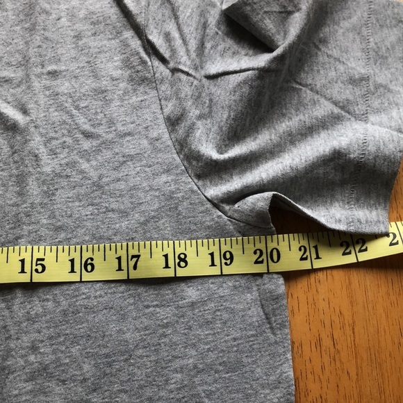 NWT GAP M SHORT SLEEVE V-NECK LIGHT GREY T- SHIRT 100% COTTON - Picture 2 of 6